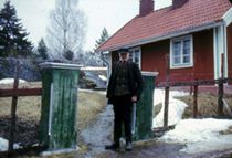 Verner framför grindstolparna vid sin stuga i Öna. Bild: Per Fornander