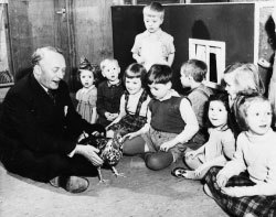 Tuppens väverier sysselsatte många kvinnor i Norrköping. En bild från barnkrubban som fanns där vid tiden kring andra världskriget. Bild: Norrköpings stadsmuseum