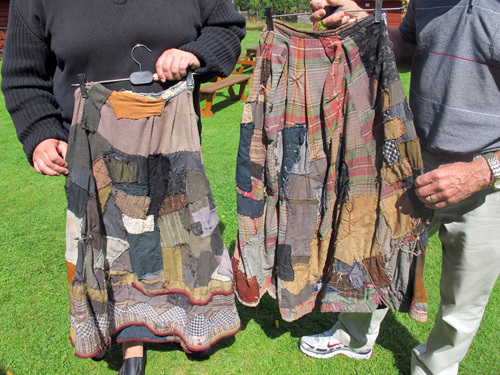 Kjolarna är lagade och lappade, burna av en märklig kvinna för mer än 100 år sedan.