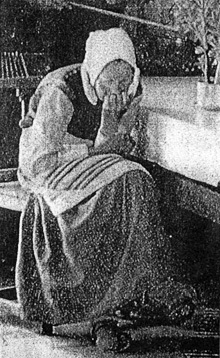 Denna bild på Skogs-Sara är tagen på Rumskullahults ålderdomshem, troligen 1923. Sara sitter på en stol, till synes försjunken i sin egen värd…