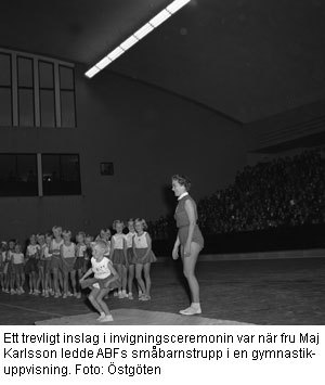Fru Maj Karlsson ledde ABF:s småbarnstrupp i en gymnastikuppvisning. Foto: Östgöten