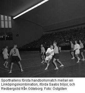Sporthallens första handbollsmatch. Foto: Östgöten