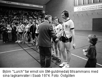 "Lurch" tar emot sin SM-guldmedalj med sina lagkamrater 1974, Foto: Östgöten