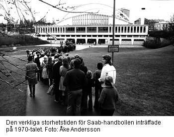 Köande utanför sporthallen till Saab-handboll 1970-tal. Foto: Åke Andersson