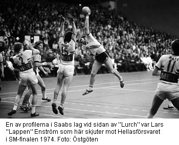 Lars "Lappen" Enström skjuter ett skott mot Hellasförsvaret i SM-finalen i handboll 1974. Foto: Östgöten