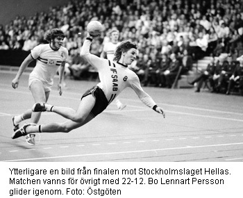 Handbollsspelaren Bo Lennart Persson glider igenom och gör ett skott mot Hellas. Foto: Östgöten