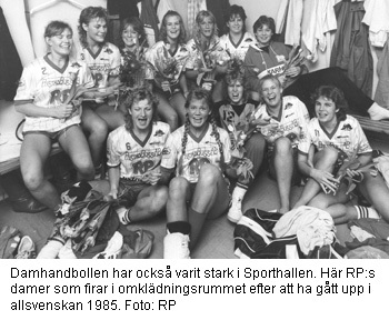 RP:s damlag i handboll. Omklädningsrummet efter att de gått upp i allsvenskan 1985. Foto: RP