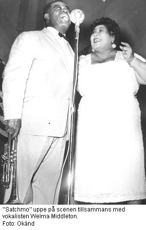"Satchmo" och vokalisten Welma Middleton sjunger i en mikrofon.