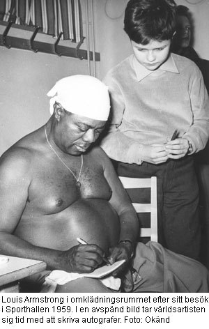 Louis Armstrong skriver autografer i omklädningsrummet, 1959