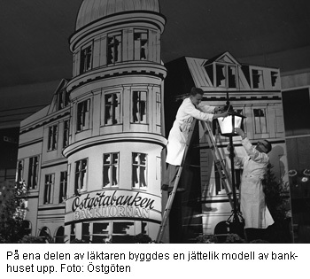 Scenografibygge till "Enkronasoperan" Östgötabankens fasad byggs upp. Foto: Östgöten