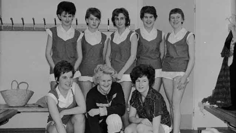 Damer i omklädningsrum, 1952. Foto: Wahlbecks