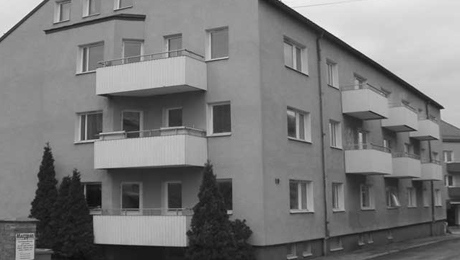 1951 köpte Wahlbecks tre hyresfastigheter för att ge bostäder åt sina anställda. Skolgatan 19 i Gottfridsberg var ett av dem. Foto: ÖLM