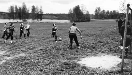Fotbollsmatch i full gång, 1952. Foto: Wahlbecks
