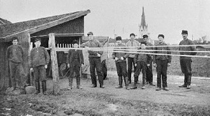 De anställda hos Wahlbecks har stannat upp för fotografering våren 1905. Ännu går delar av repslagarebanan i det fria.