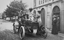 Herr Jaen Lindgren anländer till Wahlbecks kontorsbyggnad i automobil på sommaren 1907.