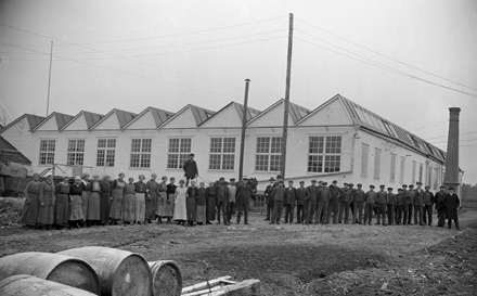 Arbetsstyrkan framför "Norra fabriken" hösten 1916.