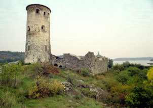 Stegeborgs slottsruin. Kärntornet är i sina äldsta delar från 1100-talet. Det ingick i det östliga kustförsvaret tillsammans med Stensöö, Tre kronor m fl borgar.