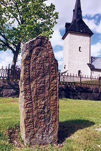Runsten vid Furingstad kyrka. Kyrkan är delvis från 1100-talet.