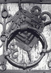 Järnsmide på en av dörrarna i Skönberga kyrka. Ringen är en orm som biter sig själv i stjärten.