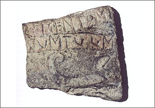 Fragment av gravhäll från 1000-talet, sannolikt i den första kyrkan på domkyrkoplatsen. Texten är på latin, skriven med runor. "Memento me cum veneris in regnum tuum" (Herre tänk på mig när du kommer i ditt rike).