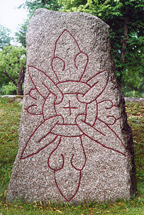 Stenkors på Viby kyrkogård. Här begravdes kristna innan kyrkan byggdes – men även hedningar. Kyrkan står på en förkristen gravhög. Stenen är från 1000-talet.