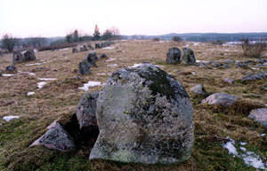 Järnåldersgravfältet Lunds backe. Östergötlands Stonehenge. Med litet god vilja går det att läsa in en sol/mån-kalender i stenarnas placering.