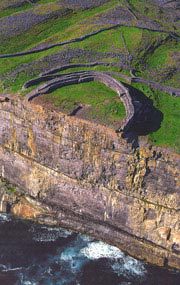Fornborgen Dun Aengus på Irland. En typisk försvarsborg där det inte fanns möjlighet att fly för försvararna.