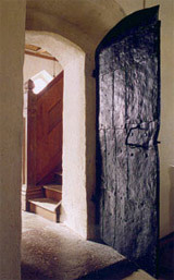 Dörr i Strå kyrka tillverkad av myrmalm.