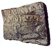 Fragment av gravhäll från 1000-talet, från den första kyrkan på domkyrkoplatsen. Texten är på latin, skriven med runor. "Memento me cum veneris in regnum tuum" (Herre tänk på mig när du kommer i ditt rike).