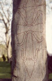 Den korsmärkta stenen på Viby kyrkogård. Färgläggningen är en digital rekonstruktion.