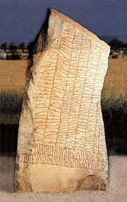 	Rökstenen med världens längsta runskrift. Fadern Varin lät göra den till minnet av sonen Vämund.