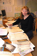 Christina Larsson arbetar med breven