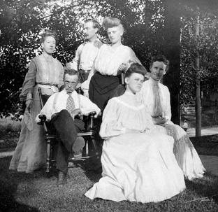 Peter, Anna och Signe Bloomqvist, Alfred och Alice Anderson  och Alice Swanson (Arkiv 2 August Aronssons arkiv)