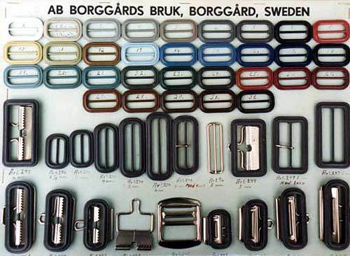 Skärpspännen, i olika storlekar och färger, tillverkade på Borggårds bruk.
