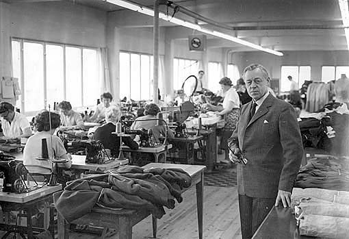 Fabrikör Edvin Holmér inne i textilfabriken.