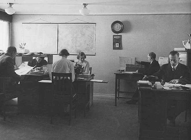 arbete på Weibulls kontor på Vadstenagatan i Skänninge. ca 1930-tal