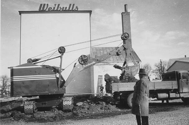 Weibulls 1952. Grävarbete för den nya silon.
