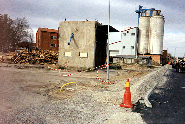Magasinsvägen. Foto tidigt 1990-tal. Till vänster i bakgrunden "Nya kvarnen", till höger i bakgrunden silon. I förgrunden låg mejeriet.