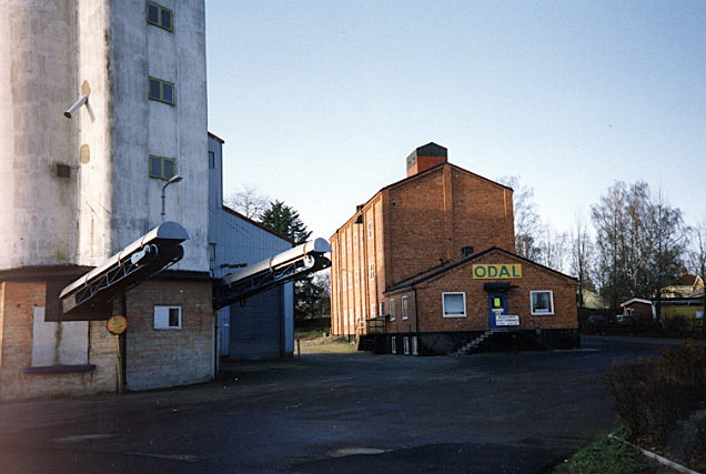 "Nya kvarnen". Foto tidigt 1990-tal. Till vänster silon (1948), till höger kvarnen (1948). Silon revs 1993. Den låga byggnaden med Odal på är numera (2002) ombyggd till bostäder.
