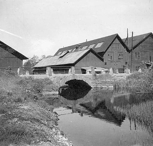 Den gamla stenbron inom fabriksområdet och som användes dagligen.