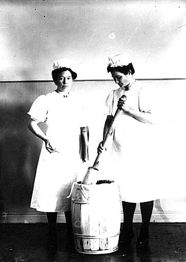 Systrarna Hanna och Märta Aronsson packar smör i "drittlar", Väderstads Andelsmejeri.