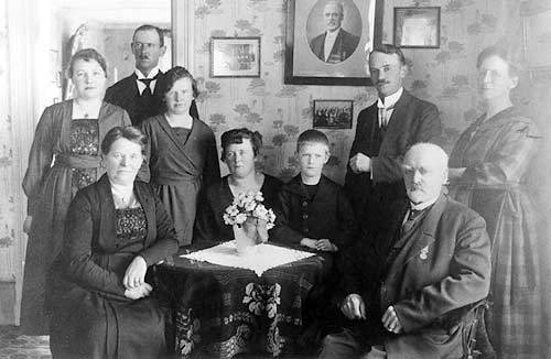 Häradsdomare A.P. Nilsson med familj. 