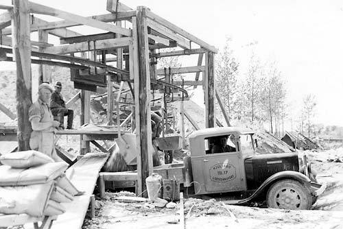 Tillblandningsstationen för betongen som användes till beläggningen av Riksväg 1, senare E4. Fotoår 1930-tal.