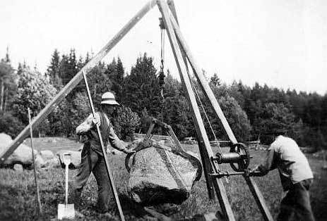 Stenbrytning lantbrukaren Gustaf Adolfsson bryter sten på Råtorp. Uppfinningsrikedomen var stor när det gällde att spara handkraft innan tekniken tog över många av de tunga arbetena.
