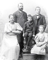 Familjen Wahlbeck, omkring 1896. Sönerna Gotthard och Ebbe skulle senare utveckla företaget till en blomstrande industri. Bild: Maria Tesch/Östergötlands länsmuseum