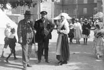 Alice vid Barnens dagsfirande 1922 vid Linnéskolan i Linköping. Bild: Östergötlands museum