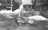 Arbetet med skrädmalmen gjordes till stor del av kvinnorna. Bild: Brukskultur Åtvidaberg