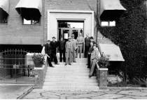 Företagsledningen vid trappan till kontoret, 1937. Bild: Facits arkiv