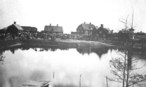 En av Augustas vybilder. Nedre dammen med torget i bakgrunden, 1870-80-tal. Bild: Augusta Zetterling/Åtvidabergs kommun