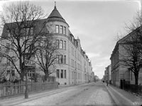 Drottninggatan 1906. Närmast till höger skymtar Brändströmska gården. Bild: Didrik von Essen/Östergötlands museum